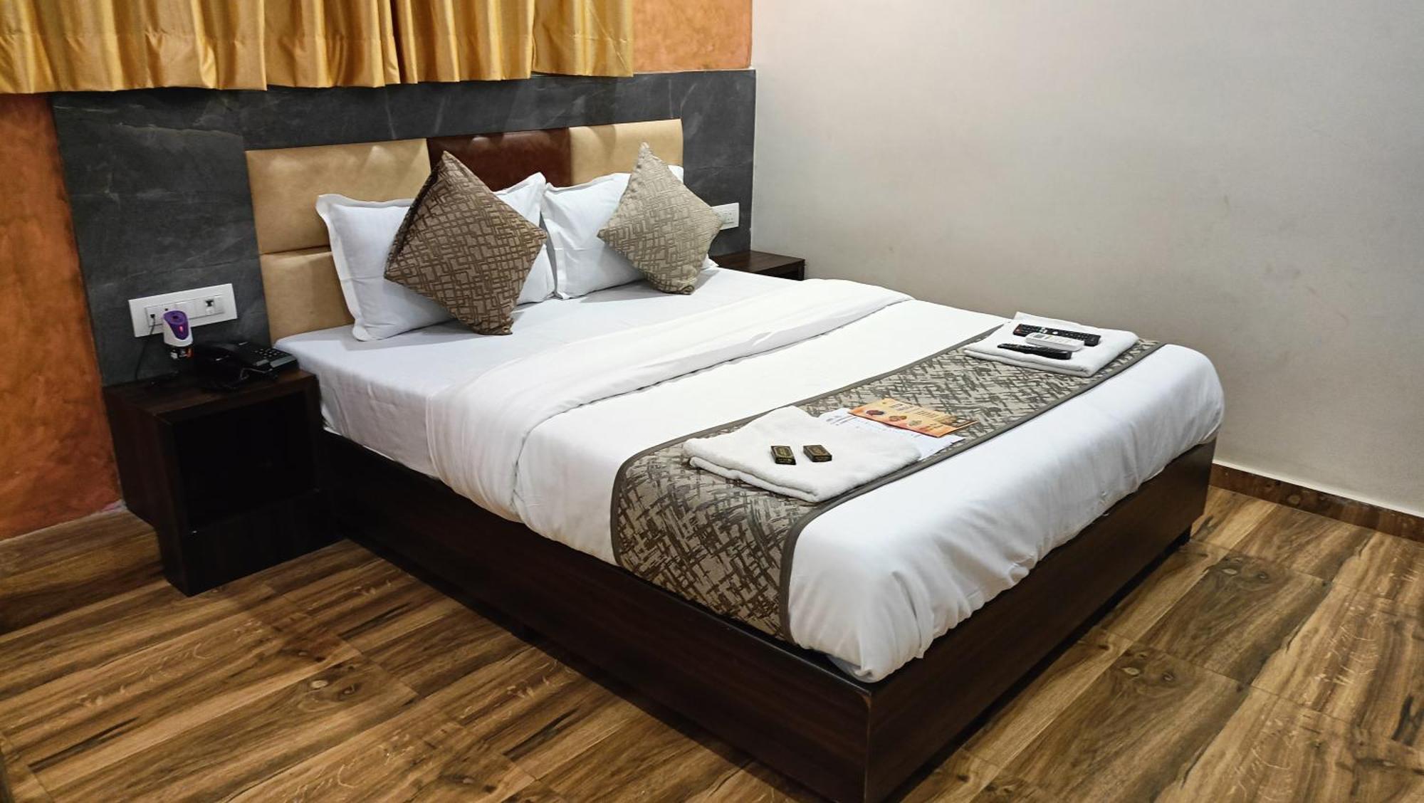 Hilal Dormitory Мумбай Екстериор снимка